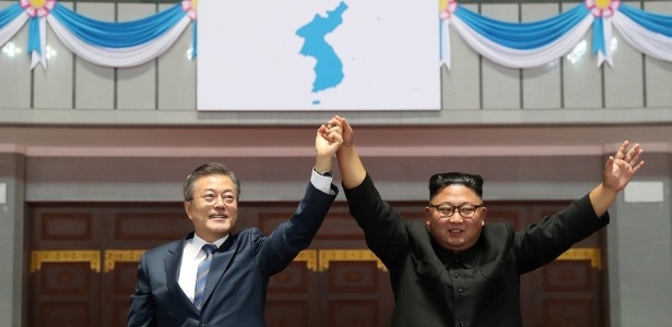 Moon Jae-in (à esquerda) participa de visita de três dias a Pyongyang para se reunir com Kim Jong-un - Reuters