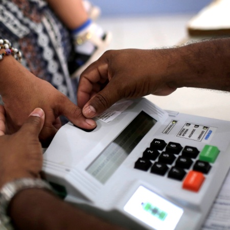 Eleitora vota com auxílio de biometria em São Sebastião do Cuieiras (AM) - Bruno Kelly/Reuters