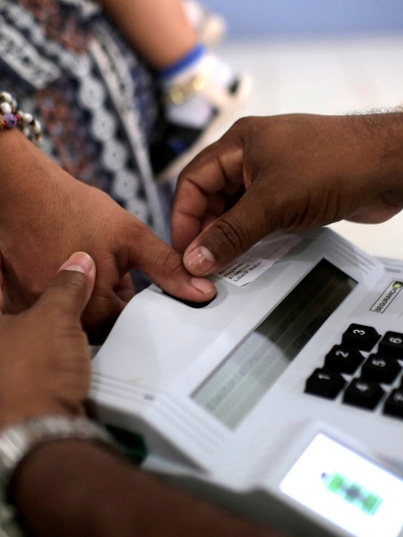 Eleitora vota com auxílio de biometria em São Sebastião do Cuieiras (AM) - Bruno Kelly/Reuters