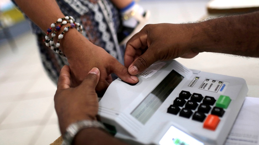Eleitora vota com auxílio de biometria; neste ano, o cadastramento não será obrigatório para votar - Bruno Kelly/Reuters