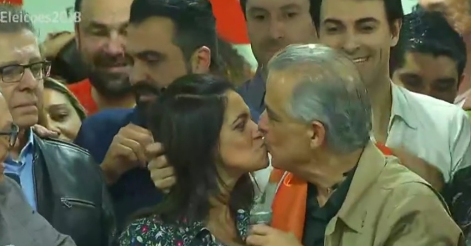 Márcio França (PSB) beija a mulher, Lúcia França, ao comemorar a ida para o segundo turno da eleição ao governo de São Paulo contra João Doria (PSDB)