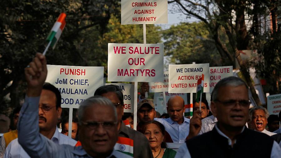 19.fev.2019 - Manifestantes seguram cartazes em passeata para homenagear os policiais e soldados vítimas de um ataque suicida na última semana - Rupak De Chowdhuri/Reuters