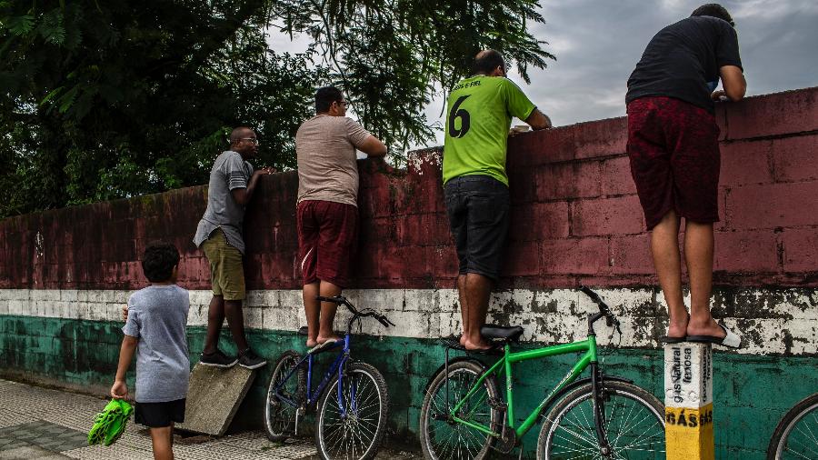 Leandro Gomes, o Maradoninha, de 11 anos, mostra sua habilidade com a bola, no Rio de Janeiro - Dado Galdieri/The New York Times