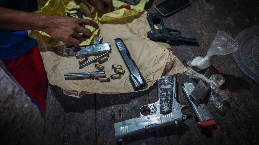 Pistola calibre 45 fabricada de forma ilegal em uma cabana na floresta perto de Danao, nas Filipinas - Jes Aznar/The New York Times