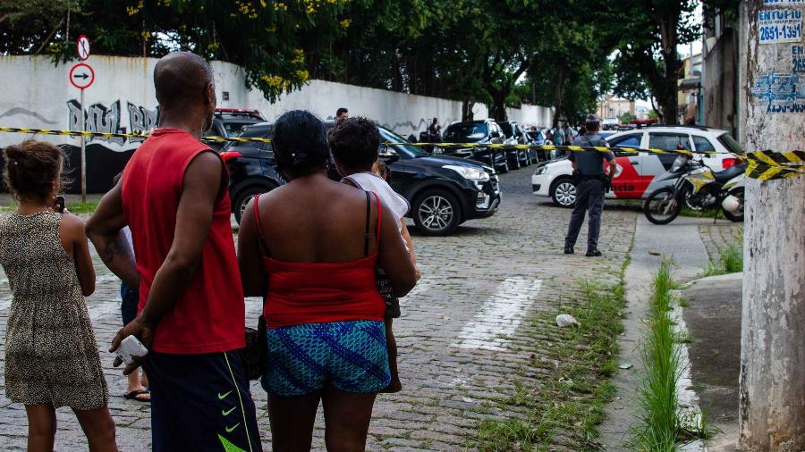 13.mar.2019 - Moradores de Suzano veem movimentação de policiais na escola Professor Raul Brasil - Gero Rodrigues/Ofotográfico/Folhapress