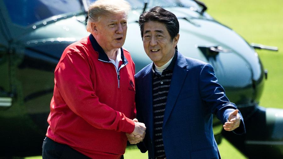 26.mai.2019 - O presidente dos EUA, Donald Trump, é recebido pelo primeiro-ministro japonês, Shinzo Abe, para um jogo de golfe na manhã deste domingo no Japão - Brendan Smialowski/AFP