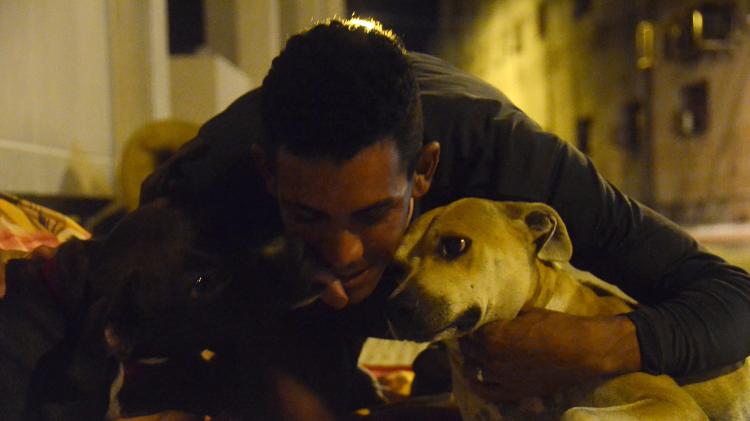 Thiago Reis, 26, brinca com suas cadelas Shakira e Princesa - Beto Macário/UOL