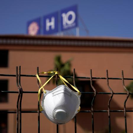Máscara de proteção é colocada em frente a hotel fechado na Espanha por surto de covid-19, o novo coronavírus - Juan Medina/Reuters