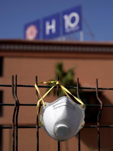 Máscara de proteção é colocada em frente a hotel por surto de covid-19, o novo coronavírus - Juan Medina/Reuters