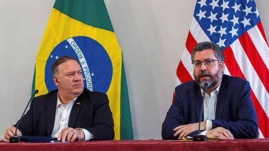 O secretário de Estado dos EUA, Mike Pompeo, e o chanceler Ernesto Araújo falam com jornalistas em Boa Vista  - Bruno Mancinelle/IOM/Pool via Reuters