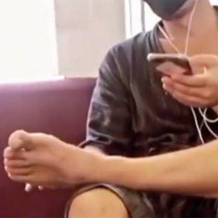 Homem é flagrado tirando calos dos pés e jogando no chão do trem; assista - Divulgação/Instagram