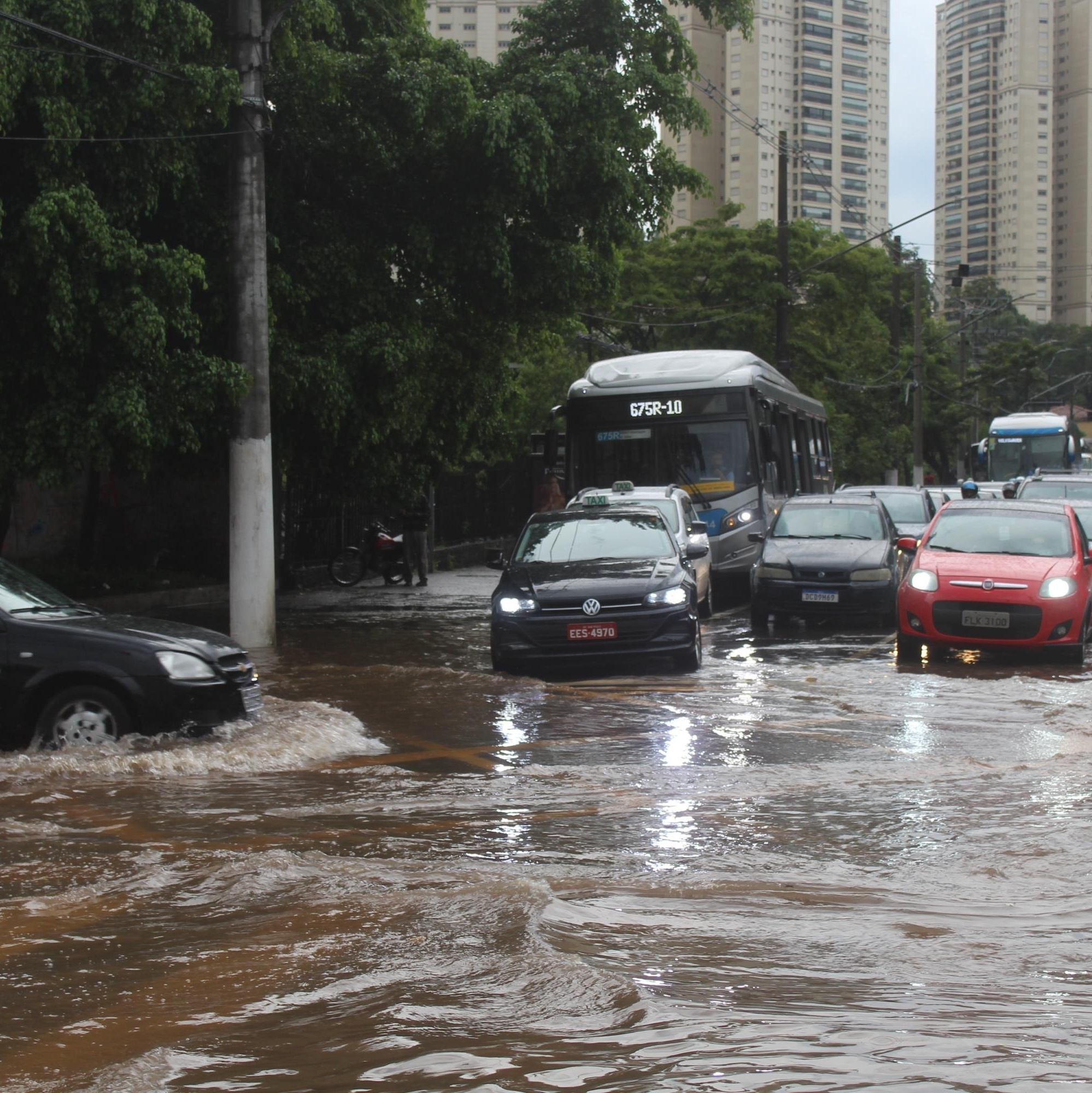 São Paulo entra em estado de atenção para alagamentos, diz CGE - 18/11/2020  - UOL Notícias