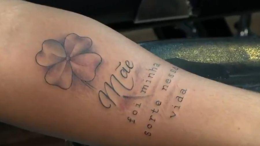 Jovem fez tatuagem para homenagear mãe, vítima da covid-19 - Reprodução/TV Globo