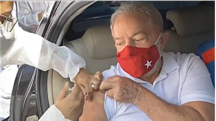 Lula toma a segunda dose da vacina contra a Covid-19. Um de seus adversários, como é sabido, é um negacionista fanático - Reprodução