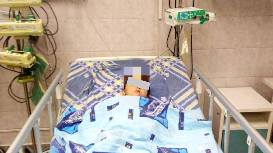 Menina arremessada pela mãe dentro de jaula de urso no Uzbequistão se recupera em hospital - Reprodução/ Daily Mirror