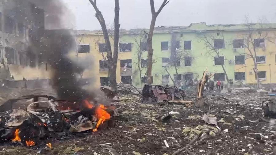 9.mar.2022 - Carros e prédio de hospital destruído por ataque aéreo em meio à invasão russa da Ucrânia, em Mariupol - Serviço de imprensa da Polícia Nacional da Ucrânia/via Reuters