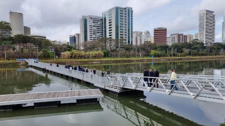 São Paulo vai ganhar nos próximos dias a primeira passarela flutuante da cidade, sobre o Rio Pinheiros, para uso exclusivo de ciclistas - Secretaria de Infraestrutura e Meio Ambiente de SP/Divulgação
