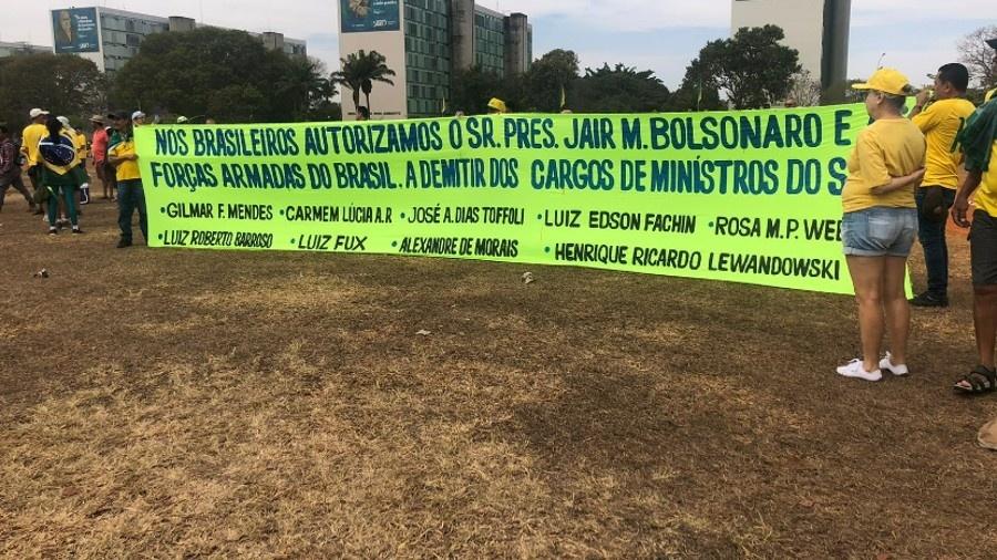 Apoiadores de Bolsonaro levam faixa contra ministros do STF em ato de 7 de setembro - Camila Turtelli/UOL 
