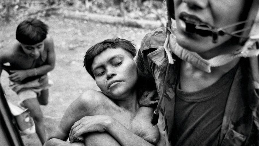 30.nov.1989 - Piloto da FAB leva mulher vítima do garimpo para posto médico de Surucucus, na terra Yanomami - Charles Vincent/ISA