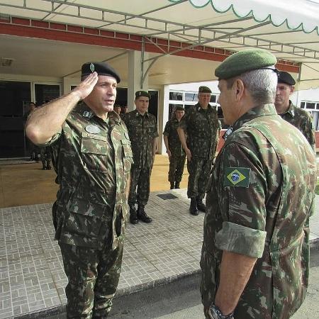 O coronel Jean Lawand Júnior (à esquerda) presta continência ao general Braga Netto  - Divulgação/Exército Brasileiro