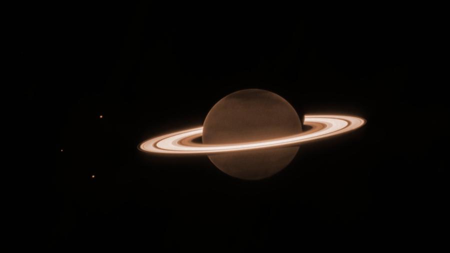 Saturno, seus anéis e as luas Enceladus, Dione e Tethys registrados em infravermelho pelo telescópio James Webb - NASA, ESA, CSA, STScI