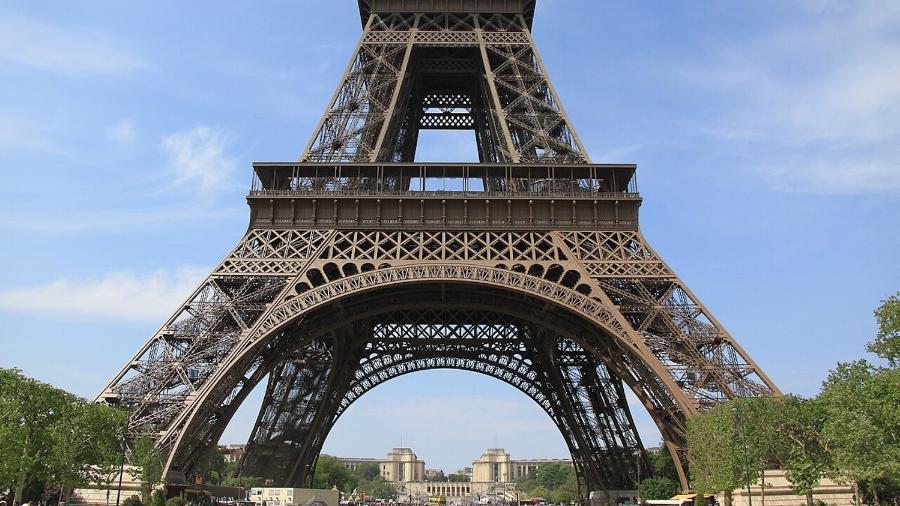 A jovem foi atacada em uma área do Champ de Mars que fica na base da Torre Eiffel