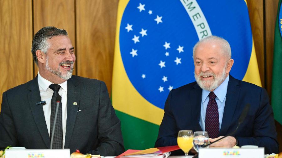 O presidente Luiz Inacio Lula da Silva e o ministro Paulo Pimenta (Secom) 