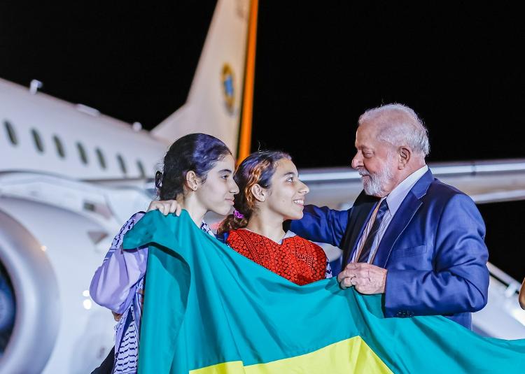 Presidente Lula recebe brasileiros vindos da Faixa de Gaza 