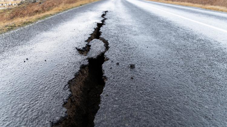 Rachaduras em estrada devido à atividade vulcânica na entrada de Grindavik, na Islândia