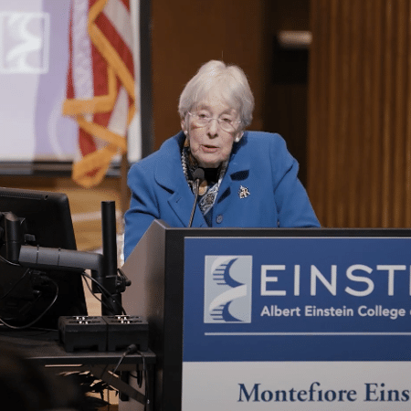 A ex-professora Dr. Ruth Gottesman anunciando que alunos não precisarão mais pagar mensalidades