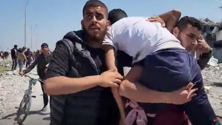 Refugiados carregam homem ferido ao serem impedidos por Israel de voltar para casa ao norte de Gaza