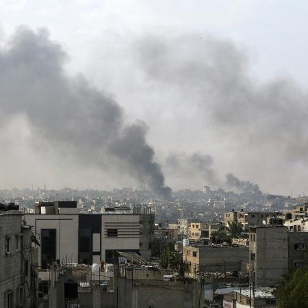 Fumaça é vista no horizonte em Rafah após militares israelenses intensificarem operações em área de grande concentração de refugiados 