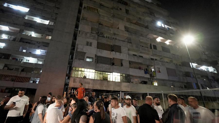 Moradores são evacuados de seus apartamentos após o desabamento de uma varanda do edifício Vela Celeste na cidade de Scampia, perto de Nápoles, em 23 de julho de 2024