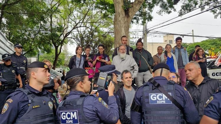 Guardas Civis Municipais e moradores que protestavam contra a derrubada de árvores na comunidade Souza Ramos