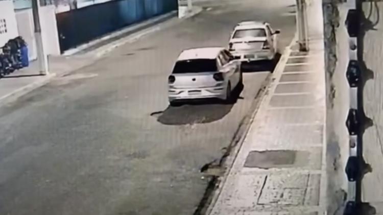 Polo branco parado em frente ao prédio onde morava o advogado José Lael, em Aracaju