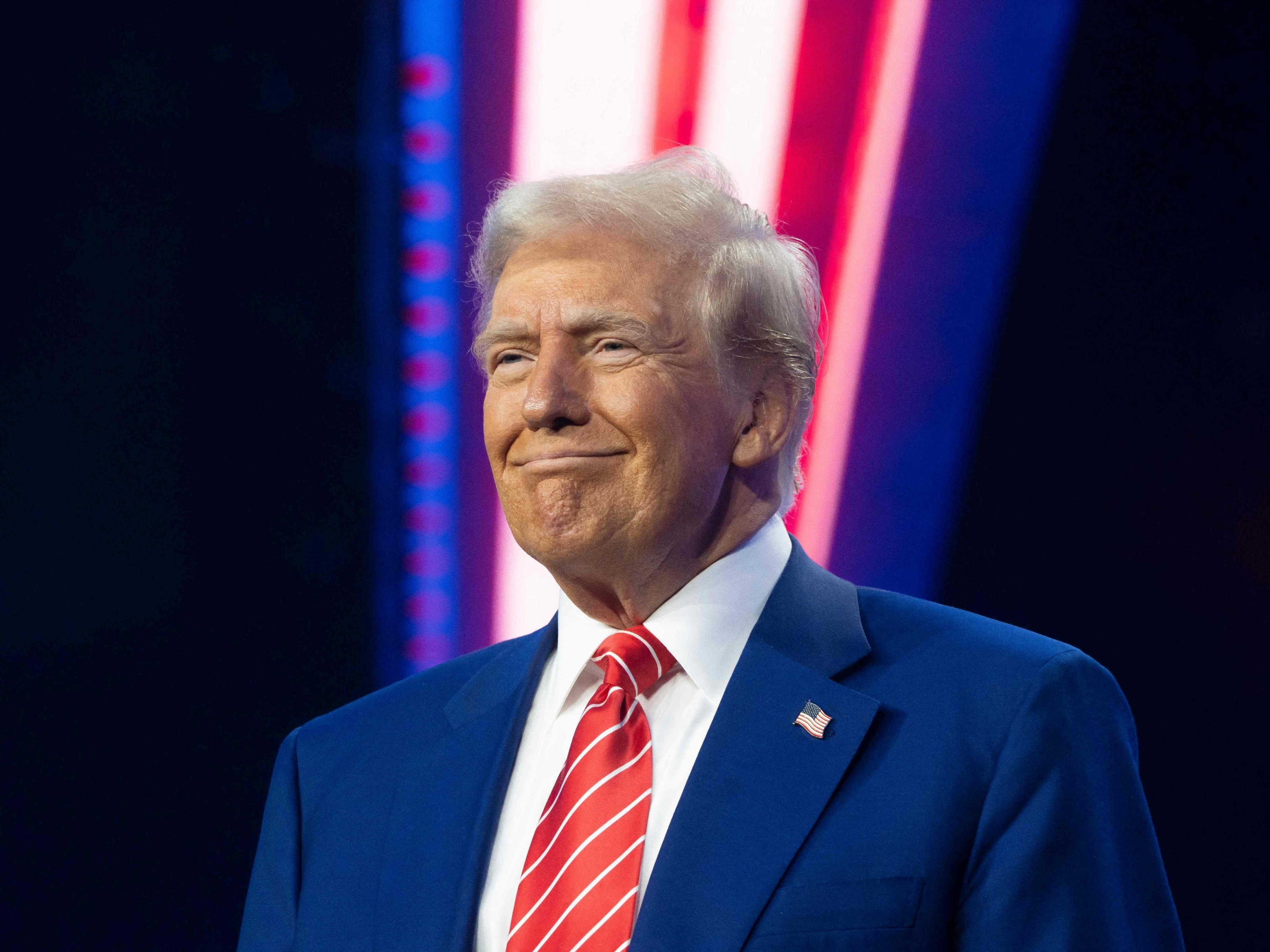 Trump toma posse no palco do 6/1 e promete avalanche de decretos