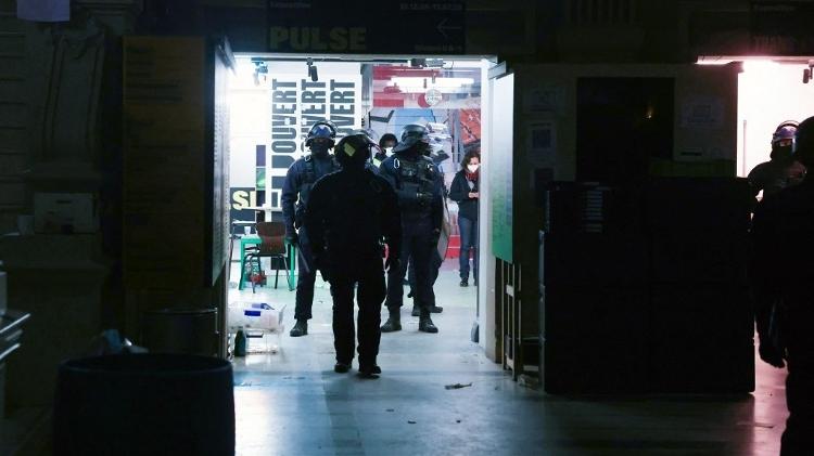 18.mar.2025 - Policiais entraram no teatro Gaîté Lyrique, em Paris, para retirar os cerca de 450 imigrantes que ocupavam o local há três meses 18.mar.2025 - Policiais entraram no teatro Gaîté Lyrique, em Paris, para retirar os cerca de 450 imigrantes que ocupavam o local há três meses