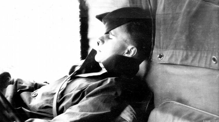 O então soldado americano George Leitmann descansando em um veículo militar em 1945 O então soldado americano George Leitmann descansando em um veículo militar em 1945