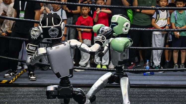 Demonstração de robôs boxeadores na Conferência Mundial de Inteligência Artificial, em Xangai, na China Demonstração de robôs boxeadores na Conferência Mundial de Inteligência Artificial, em Xangai, na China