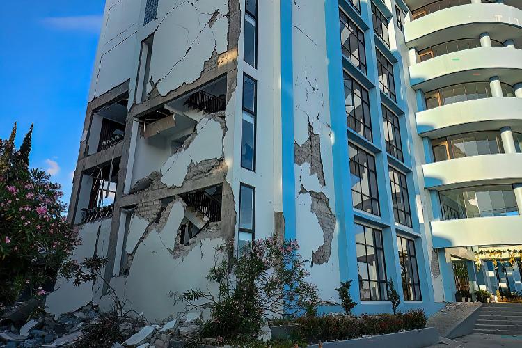 Prédios foram atingidos e estruturas comprometidas durante terremoto na Indonésia Prédios foram atingidos e estruturas comprometidas durante terremoto na Indonésia