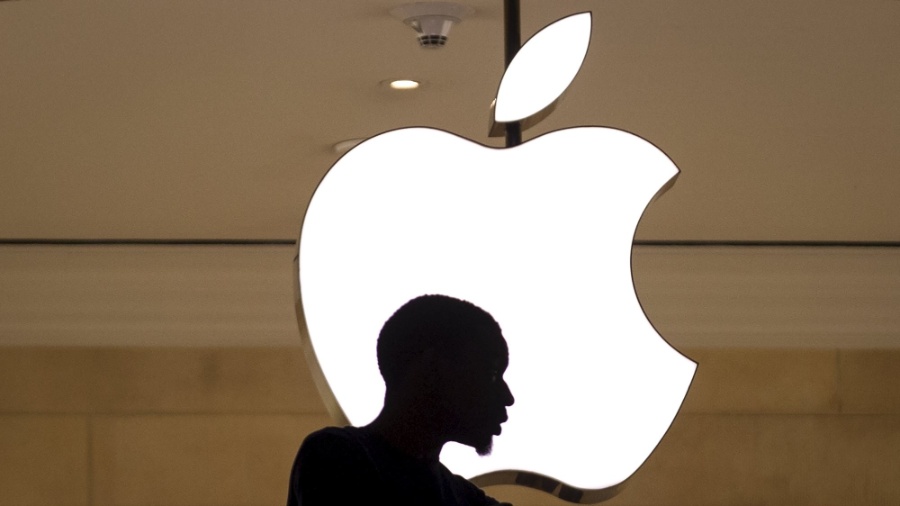 Silhueta de cliente em frente à loja da Apple Store, em Nova York, nos Estados Unidos - Mike Segar/Reuters