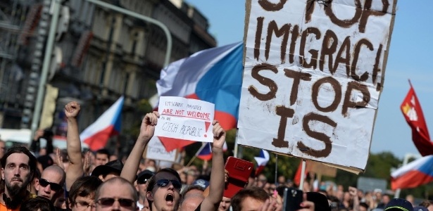 Tchecos seguram cartazes em protesto contra os imigrantes que chegam à Europa - Michal Cizek/ AFP Photo - 12.set.2015 