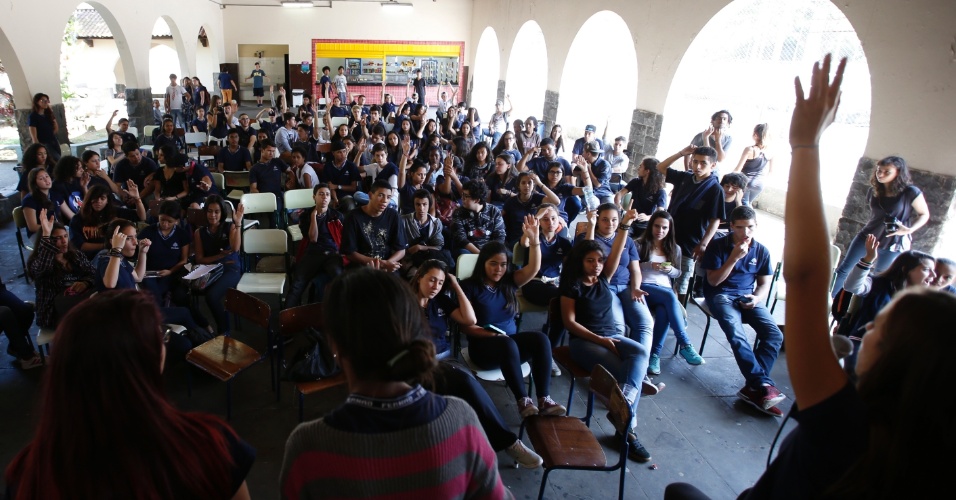 10.nov.2015 - Alunos decidem ocupar Escola Estadual Fernão Dias, em Pinheiros, São Paulo. Eles são contra a reorganização escolar