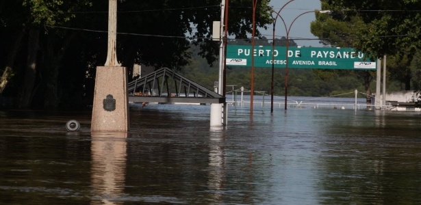 Região portuária fica submersa no Uruguai, após dias de chuvas torrenciais causadas pelo fenômeno El Niño - Milton Cabrera/ El Telégrafo/ AFP