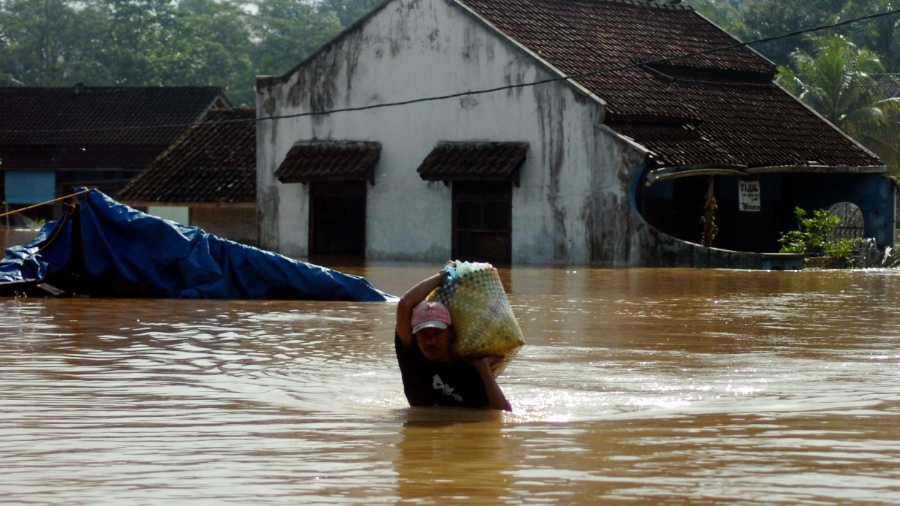 Grande parte das regiões em risco são de baixa renda e já lidam com enchentes anuais - Bustomi/Xinhua