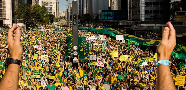 16.ago.2015 - Ato contra o governo Dilma promovido pelo MBL na av. Paulista