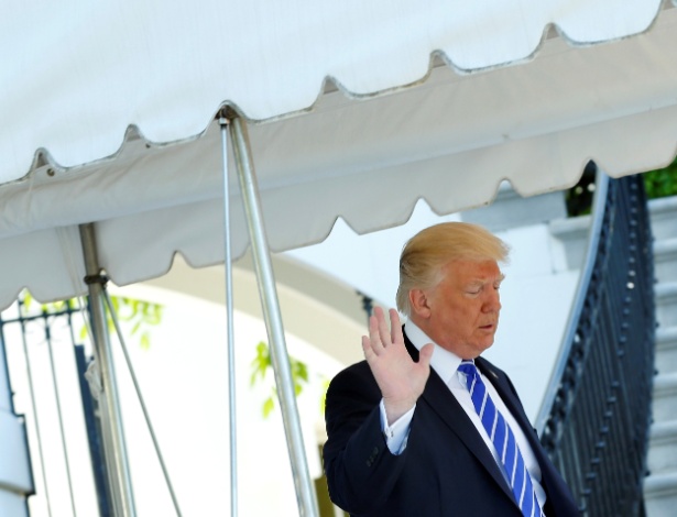 O presidente dos EUA, Donald Trump, acena ao deixar a Casa Branca, em Washington - Yuri Gripas/ Reuters