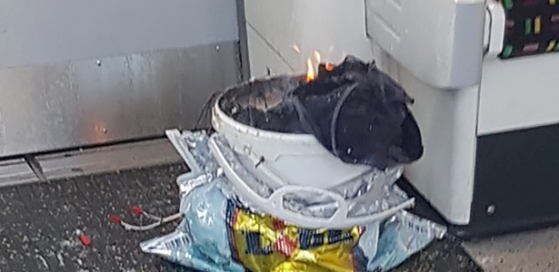 Imagem publicada no Twitter mostrar um recipiente branco em chamas dentro do metrô de Londres - Reprodução/Twitter @sylvainpennec