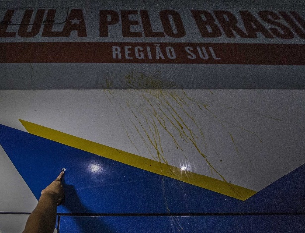 Dois ônibus da caravana do ex-presidente Lula foram atingidos por tiros no Paraná