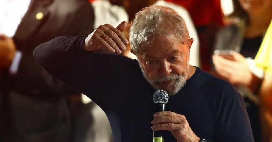 28.mar.2018 - O ex-presidente Luiz Inácio Lula da Silva encerrou sua caravana no sul do país em Curitiba